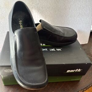 Earth Black Unisex Slip-On Leather Loafers